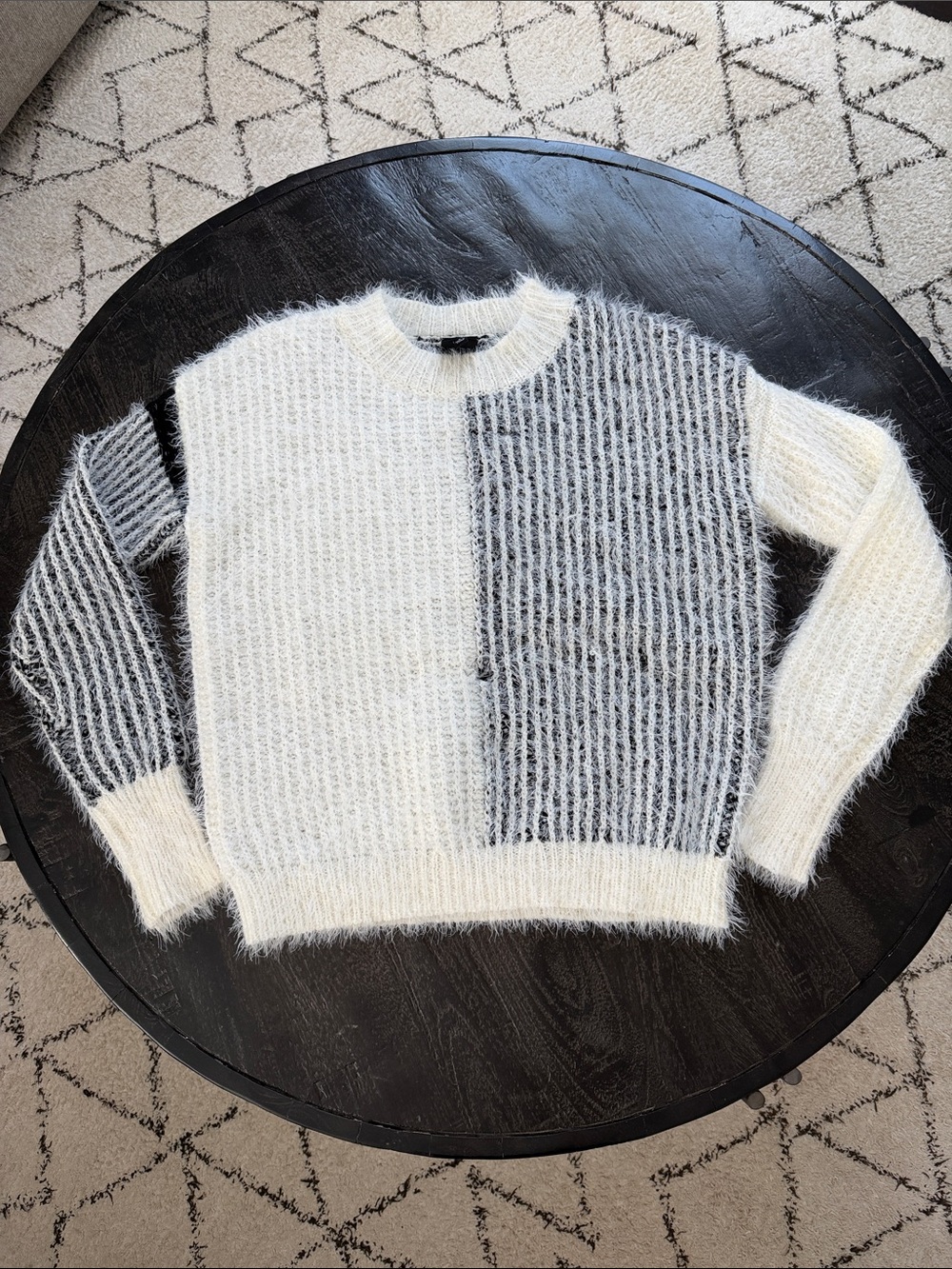 bobeau Cream & Gray Fuzzy Two-Tone Crew Sweater